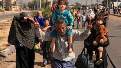 Сотни жителей Газы эвакуируются на юг, убегая с белыми флагами из опасных районов
