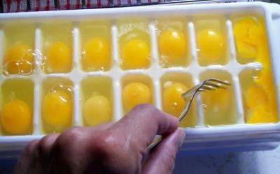 Можно хранить очень долго: как заморозить куриные яйца в обычных пластиковых судочках