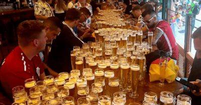 Без чувства похмелья: туристы выпили 1254 бутылки пива за 3 часа, установив мировой рекорд
