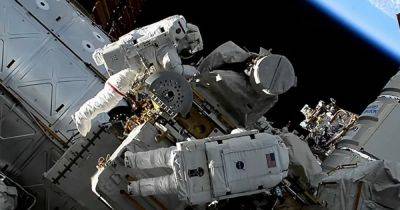 Угроза для МКС. Астронавты NASA случайно потеряли ценные вещи во время выхода в космос (фото)