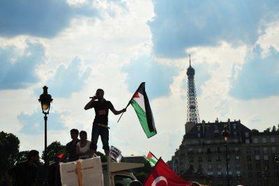Сотрудница МИД Франции рвала фото заложников и кричала об уничтожении Израиля