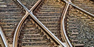 Диверсии на железных дорогах представляют серьезную угрозу для российских властей — британская разведка