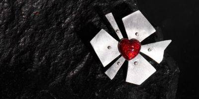Обломки в сердце. Украинские ювелиры создали коллекцию украшений из кусков сбитых ракет