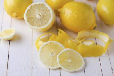 Это сэкономит ваши деньги: для чего многие хозяйки натирают лимон растительным маслом