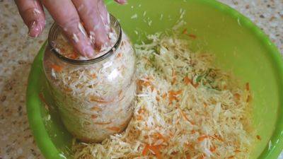 Хрустящая и очень аппетитная: старинный рецепт квашеной капусты с ржаной мукой