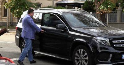 От Mercedes до Tesla: СМИ выяснили, на каких авто нардепы приезжают в Раду (фото)