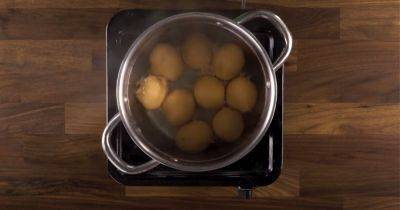 Что нужно бросить в кастрюлю с яйцами, чтобы после варки они чистились за секунду
