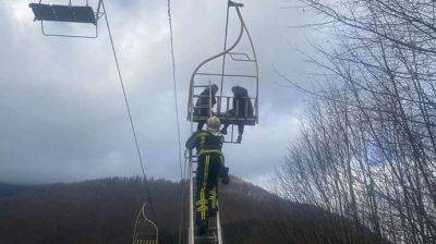 В горах на Закарпатье 22 человека зависли на подъемнике: их спасали 2 часа