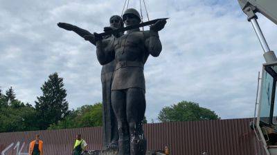 Во Львове демонтировали советские скульптурные композиции