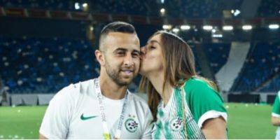 Призывала к миру. Израильский клуб отстранил своего лучшего футболиста за пост его жены в соцсетях