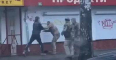 В Житомире мужчина бросился с кулаками на сотрудника ТЦК (ВИДЕО)