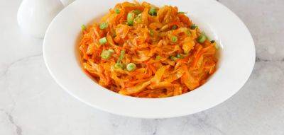 Вы съедите ее прямо со сковородки: рецепт тушеной капусты со сметаной и томатной пастой