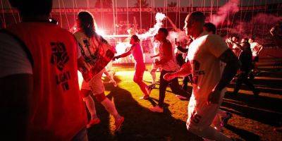 Блэкаут на стадионе. В Перу футболистам пришлось праздновать чемпионство в темноте из-за подлости хозяев поля — видео