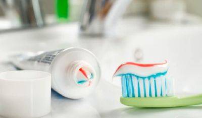 Лев Толстой - Лучше сразу зубы выплевывать: стоматолог назвал худшие зубные пасты, которые продают в Украине - ukrainianwall.com - Украина