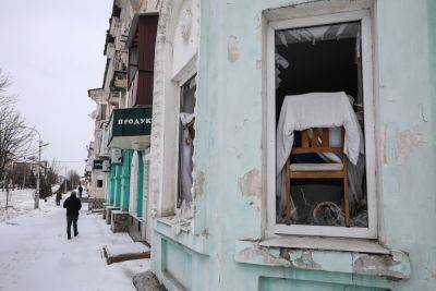 "Героически спасают людей от морозов": В Лисичанске вместо отопления оккупанты обещают свет