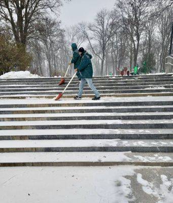 Почти 2 тысячи коммунальщиков убирают снег в Харькове (фото)