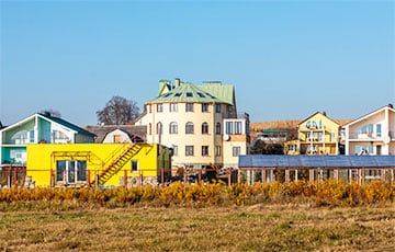Какие дома и почем покупают в деревне миллионеров у Минского моря