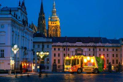 В центре Праги начинает работу рождественский мусоровоз
