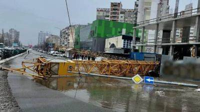 В Киеве строительный кран упал на трубу – затопило улицу