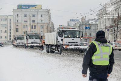 Харьков засыпало снегом: на улицах работают техника и дворники (фото, видео)
