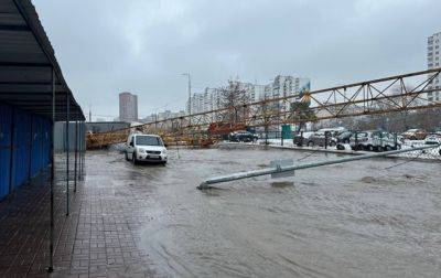 В Киеве строительный кран вызвал потоп на улице