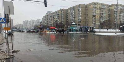 На левом берегу Киева затоплена улица и перекрыто движение транспорта: в чем причина