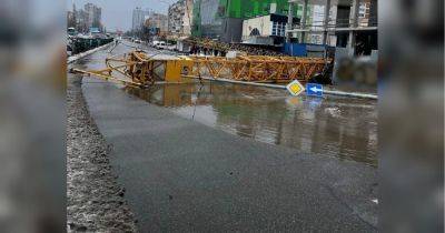 Крупная авария на Левом берегу Киева: после падения строительного крана улица Ревуцкого стала рекой (фото, видео)