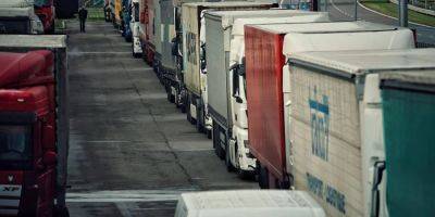 Украинские водители грузовиков, которые застряли на ПП Краковец-Корчева, объявили голодовку