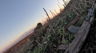 Война в Украине 2023 – бойцы показали видео эвакуации тяжелораненого бойца под огнем оккупантов - apostrophe.ua - Россия - Украина