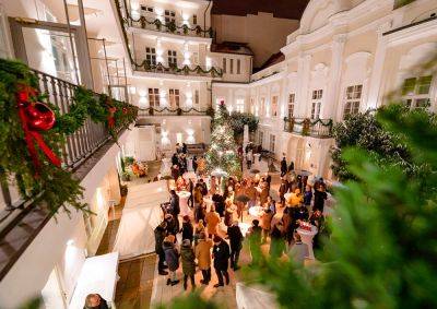 В Праге во дворе отеля «Mozart» открылась благотворительная рождественская ярмарка - vinegret.cz - Чехия - Прага - Prague