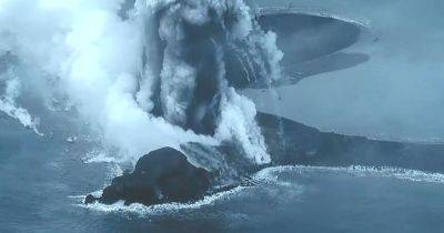 Невероятная мощь. Крохотный новый остров Японии выплюнул в небо 200-метровый шлейф пепла (видео)