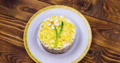 Рецепт на праздники: как приготовить салат Мимоза с оригинальными ингредиентами