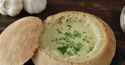 Зимняя классика: чесночный крем-суп в хлебной тарелке