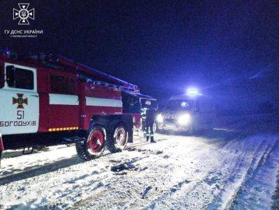 «Скорая» и три автомобиля застряли в заносах в Харьковской области