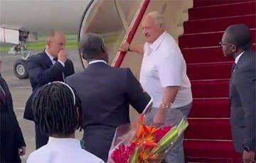 Лукашенко с трудом сполз с трапа самолета в Гвинее