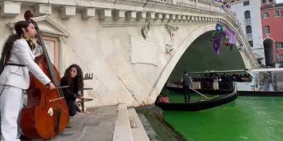 Климатические активисты покрасили самый известный канал Венеции в зеленый цвет — видео