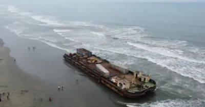 Уже осматривают туристы: два таинственных корабля-призрака выбросило на берег (фото)