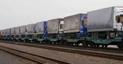 Поезд с украинскими грузовиками "прорвал" границу и прибыл в Польшу