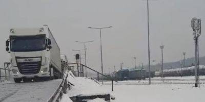 В Польшу прибыли грузовики из Украины, которых транспортировали поездом — видео