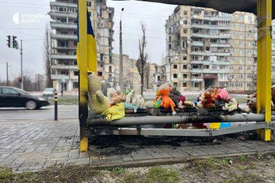 В Днепре к сожженному мемориалу жертвам 14 января принесли еще больше игрушек - фото и видео