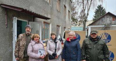 Волонтеры фонда "Украина в огне" передали коляски военным, которые проходят реабилитацию