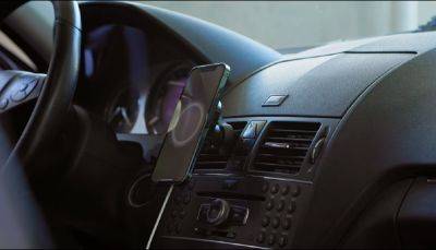 Гаджет можно выбрасывать сразу в топку: почему опасно заряжать смартфон через "прикуриватель" автомобиля