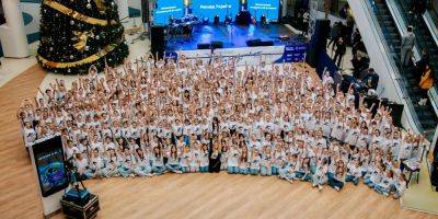 Волю в кулак. В Киеве прошел самый масштабный детский флешмоб в поддержку пациентов с онкологией