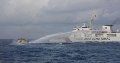 Не поделили море: береговая охрана Китая обстреляла филиппинские корабли из водометов (видео)