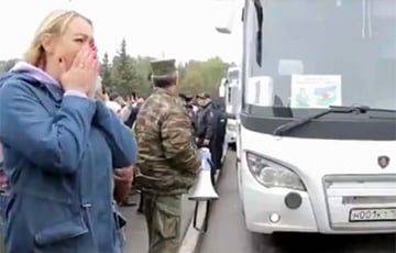 Жены российских мобилизованных обрушились на Путина