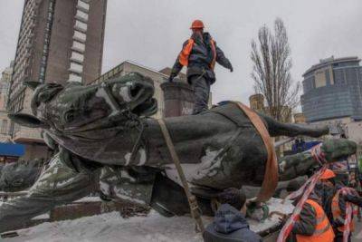 В Киеве демонтировали памятник Щорсу. Как его создавали и почему решили снести