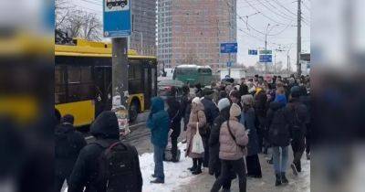 Поездка на работу в Киеве обойдется дороже: за автобус придется платить дополнительно, а в такси резко подняли цены