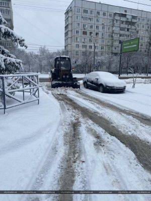 Почти две тысячи коммунальщиков устраняют последствия снегопада в Харькове