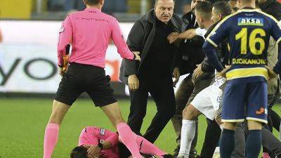 Скандал в турецком футболе: президент клуба избил судью на поле - ru.euronews.com - Турция - Анкара