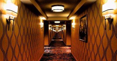 "Лучше бы не видели": туристы нашли в номере отеля секретный вход в тайные комнаты (видео)